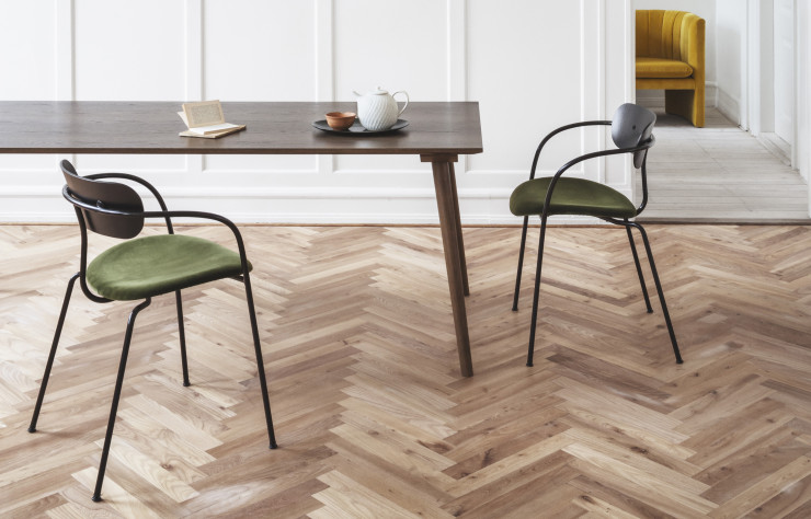 Table In Between de Sami Kallio (2015) et chaises Pavilion d’Anderson & Voll (2018).