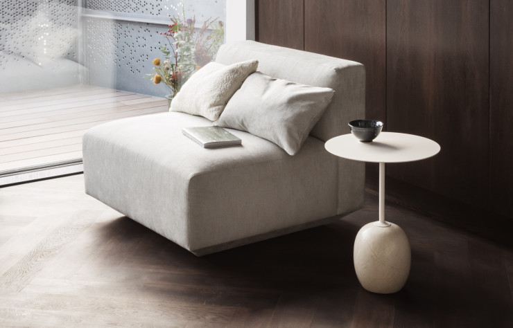Table « Lato » de Luca Nichetto, au coté d’un des seize modules qui composent le canapé « Develius ».
