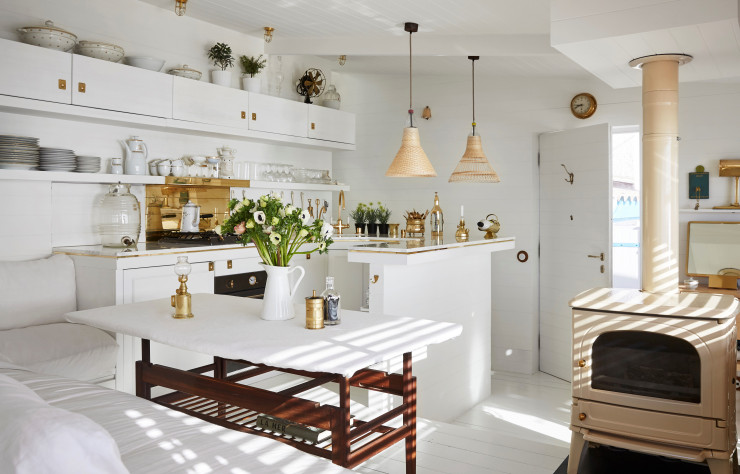 Sur la Riviera, la cuisine d’un cabanon familial aménagé par leur soin.