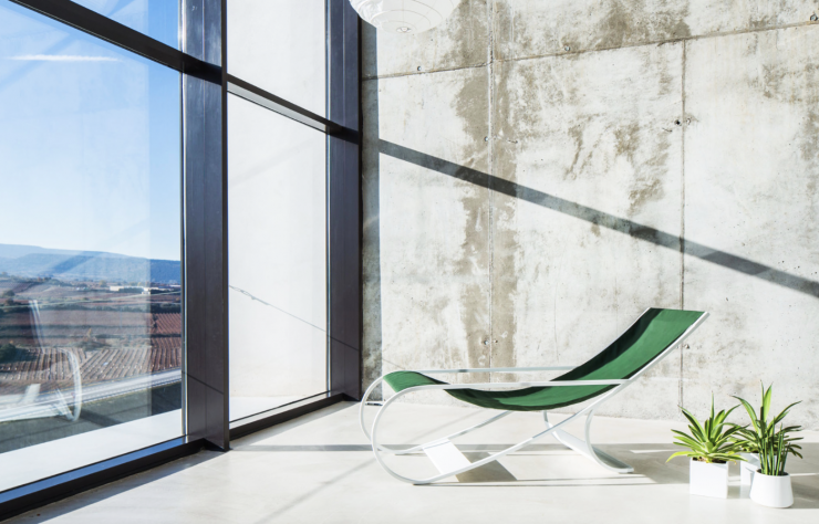 Réédition de la chaise longue FT33 de François Turpin (Versant Edition).