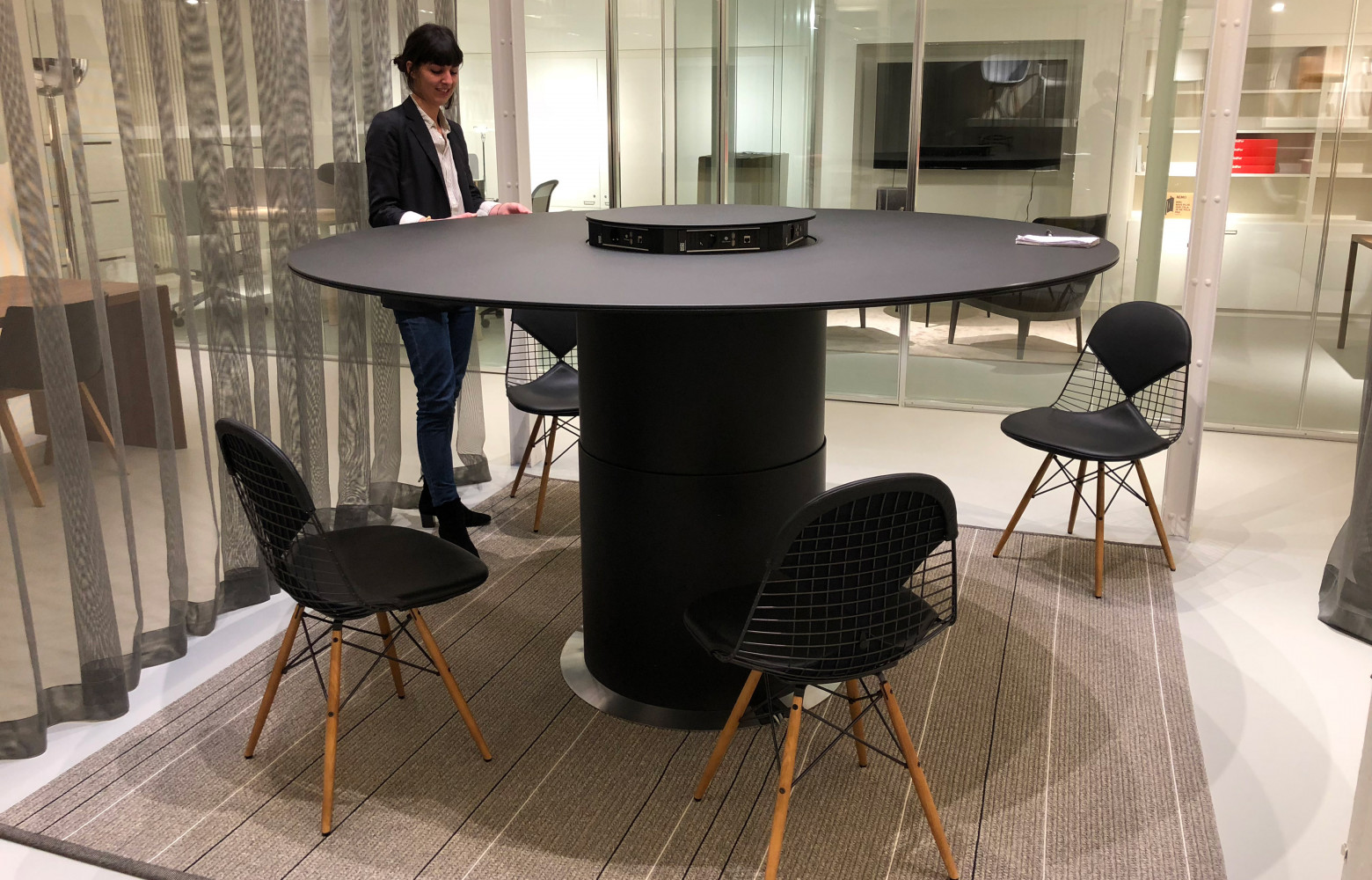 Ce showroom permet de montrer de meubles rares comme cette table de réunion Element de Norman Foster...