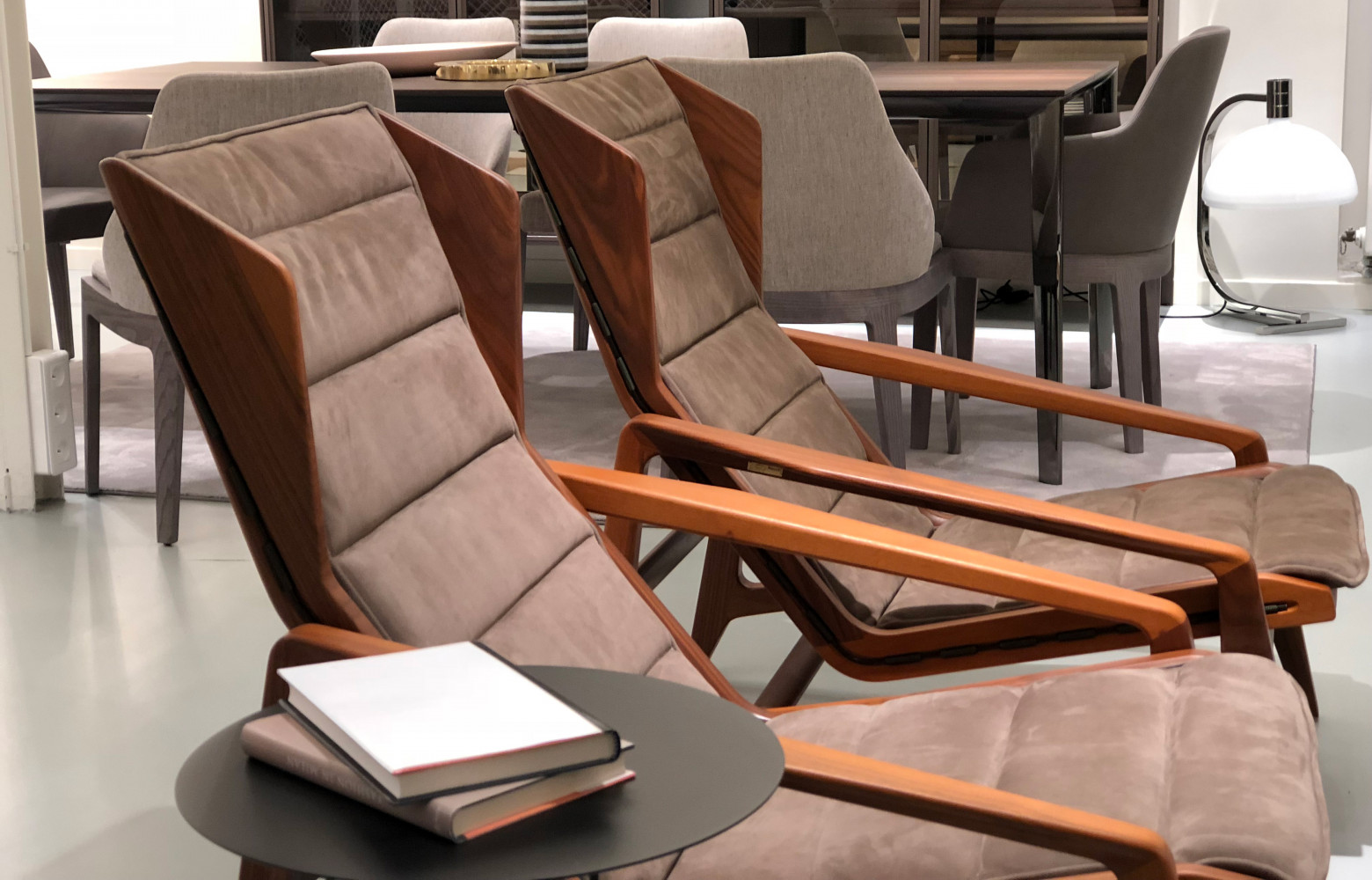L'éditeur milanais Molteni est bien représenté, notamment avec ces fauteuils D.156.3 de Gio Ponti réédités l'an passé.