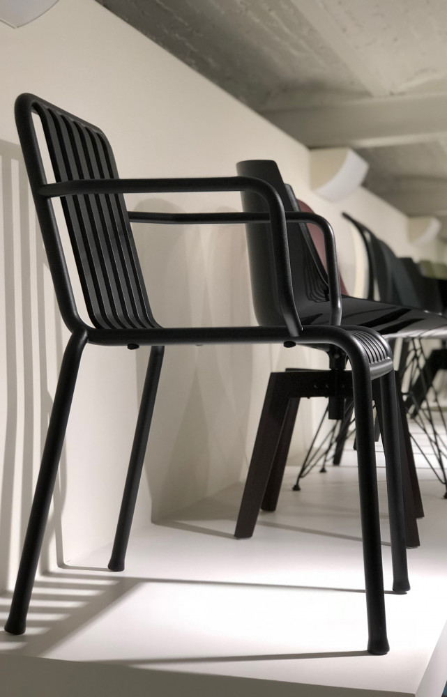Au sous-sol, sont présentés les meubles réservés au marché du « contract », soit les bureaux et...