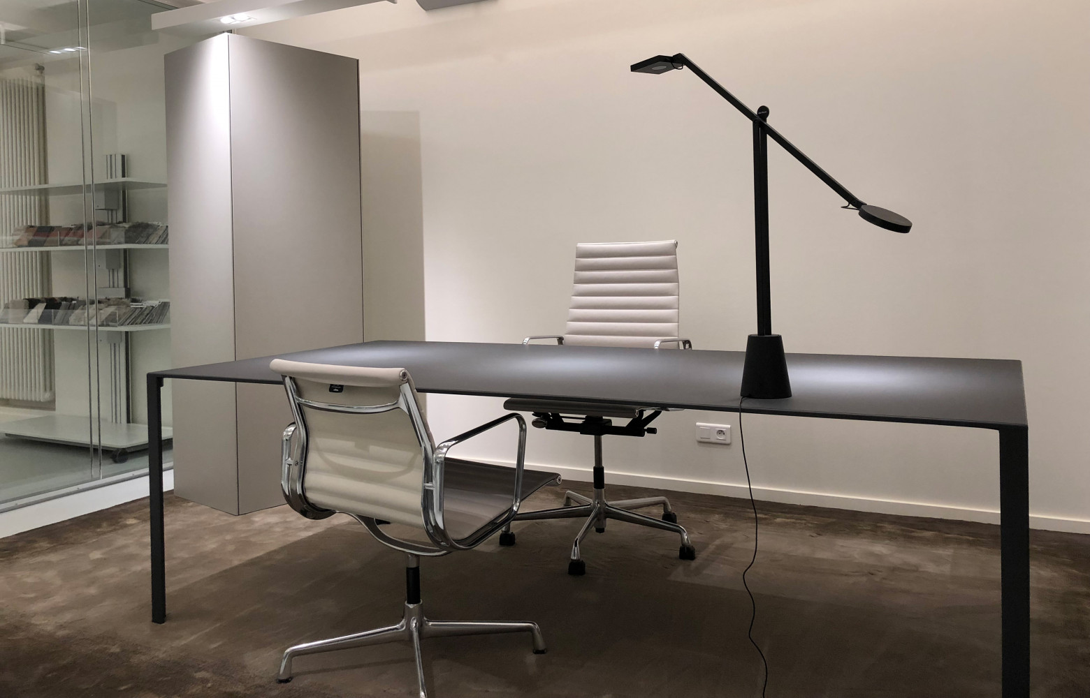 On y découvre entre autres les meubles dessinés par Jean Nouvel comme cette table et cette armoire...