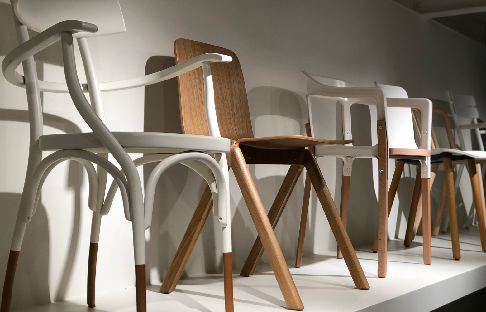 Deux chaisiers permettent de choisir la référence idéale parmi les collections Vitra, Hay, Fermob, Thonet, Emu…