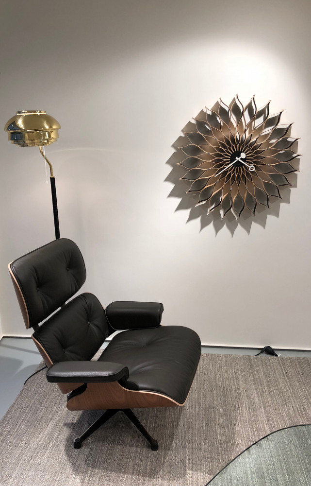 L'ancien occupant des lieux, Vitra, demeure présent avec ses meubles les plus iconiques comme cette Lounge Chair...