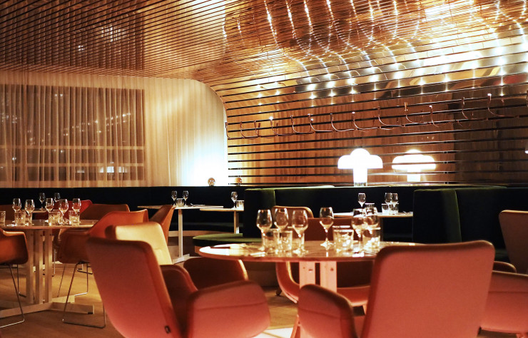 Dans le bar Belair, du Luxalon, des lames de métal aux accents seventies.