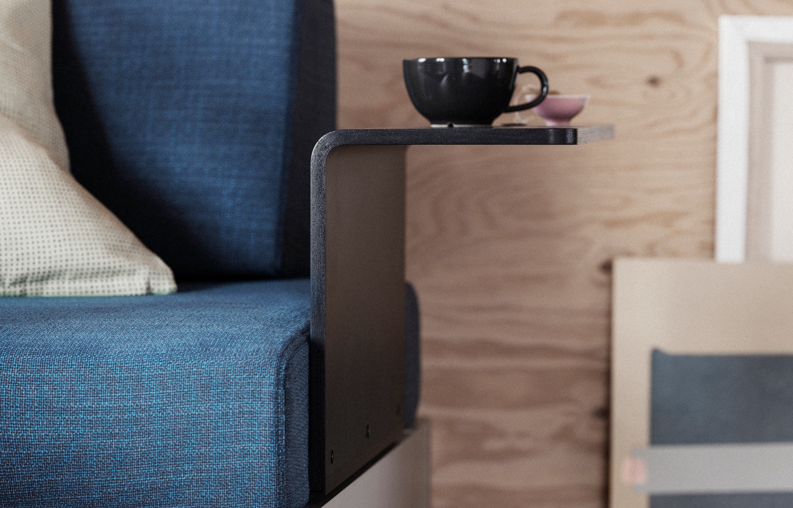 Gros plan sur un des premiers accessoires disponibles : la tablette en bois courbé.