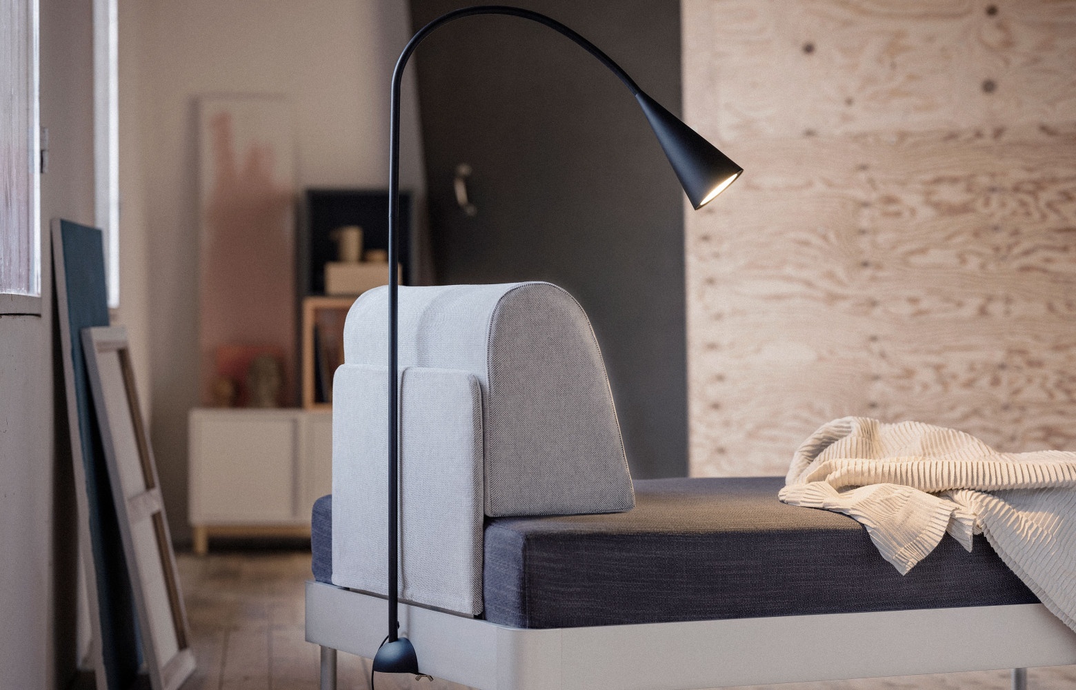 La lampe peut s'accrocher en différents points de la banquette.