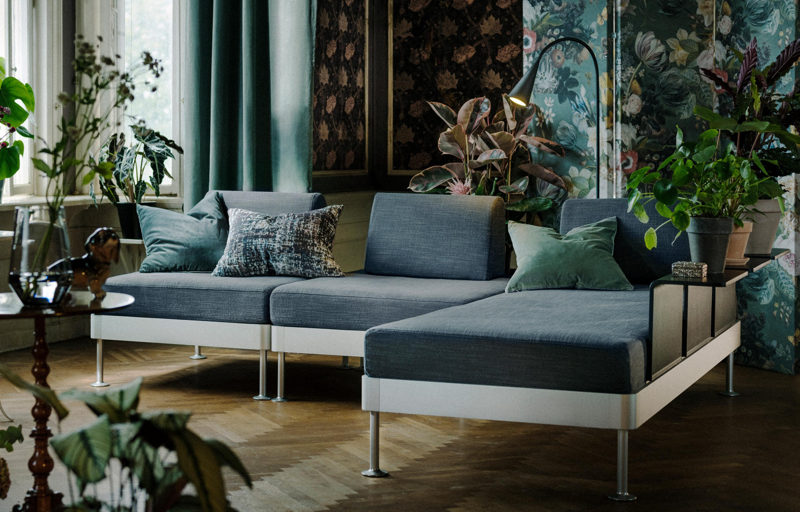 Dans cette configuration, trois tablettes installées côte à côte forment une étagère pour plantes vertes.