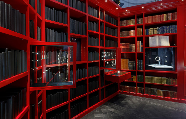 On est accueilli par cette spectaculaire bibliothèque où ne sont rangés que des livres noirs…