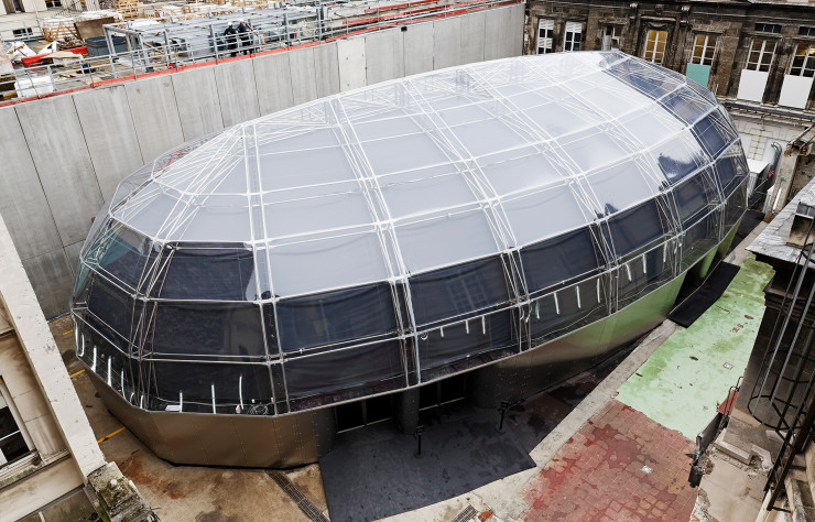 La structure éphémère de Vendôrama posée dans une cour de la Monnaie de Paris.