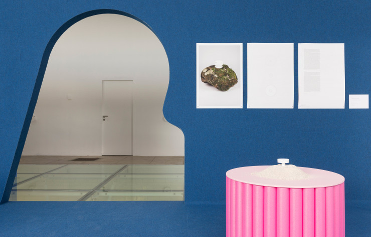 Dans la Villa Noailles, la  piscine de Robert Mallet-Stevens a été recouverte d’une paroi en verre épais pour accueillir l’exposition.