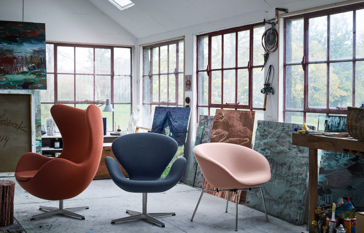De gauche à droite, fauteuils Egg, Swann et The Pot, le trio gagnant d’Arne Jacobsen au SAS (Fritz Hansen).