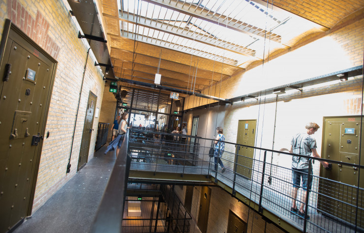 Les cellules transformées en chambres de l’hôtel Alibi.