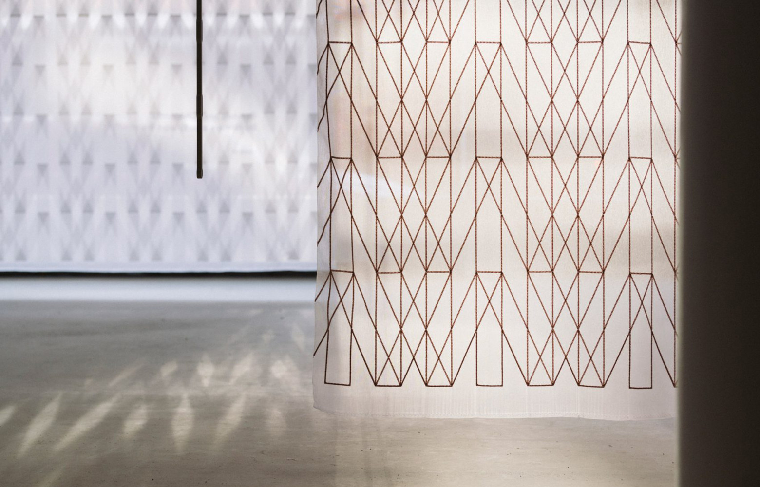 A nouveau associés à Kvadrat, les frères Bouroullec ont imaginé pour l’éditeur danois deux modèles de rideaux...
