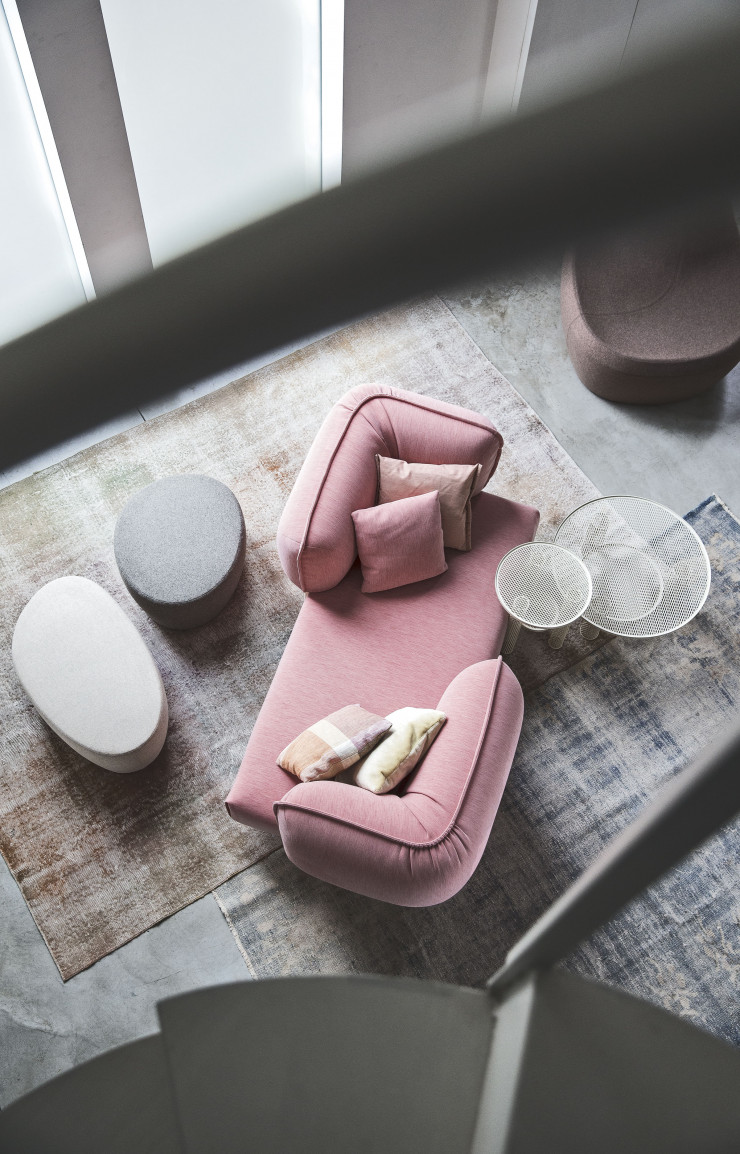 Le canapé de Patricia Urquiola de la collection « Tender » offre un vis-à-vis entreprenant.