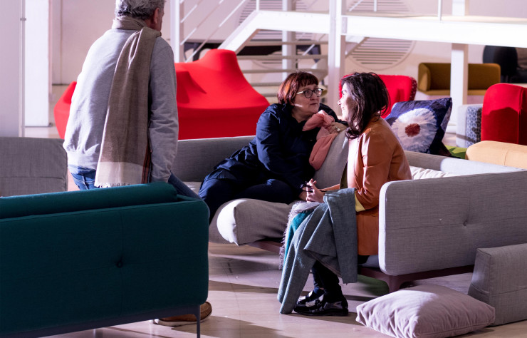 À l’usine, conversation entre Patrizia Moroso, Nipa Doshi et Giulio Ridolfo.