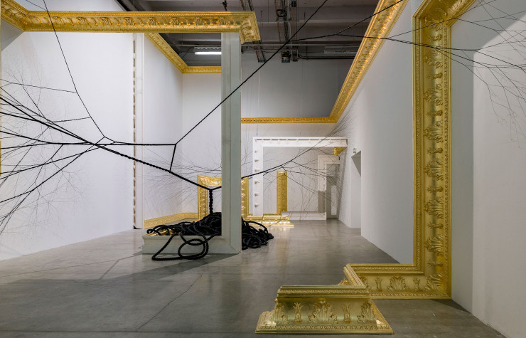 Ses moulures dorées peuvent investir, de façon reptilienne, nombre d’espaces, comme ici avec Double je, au palais de Tokyo, en 2016.