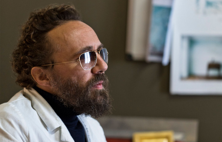 Mathias Kiss en blouse blanche. Une résurgence de sa formation chez les compagnons ?