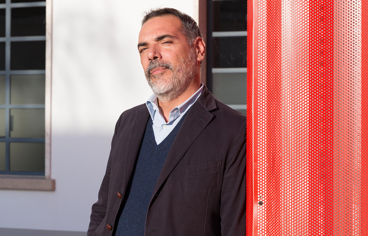 Gianluca Armento, le directeur général de l’entreprise, dans la cour repensée de l’usine.