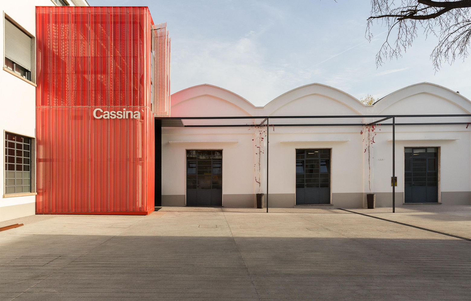 Dans la cour, une minitour rouge en métal se dresse, comme un emblème de la transformation qui...