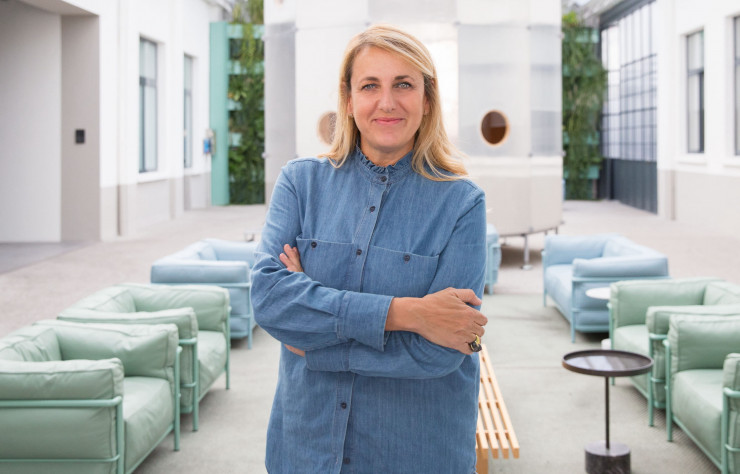 Patricia Urquiola, architecte, designer et directrice artistique de Cassina, pose entourée des fauteuils LC2 de Le Corbusier, Pierre Jeanneret et Charlotte Perriand, conçus en 1928 et inscrits au catalogue « I Maestri » parmi d’autres classiques revisités : un travail au long cours.
