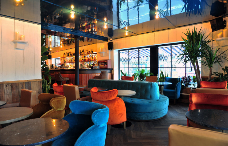 Face aux skateurs, aux passants ou aux manifestants, la brasserie Mon Coco a fait son trou, à la République (XIe).