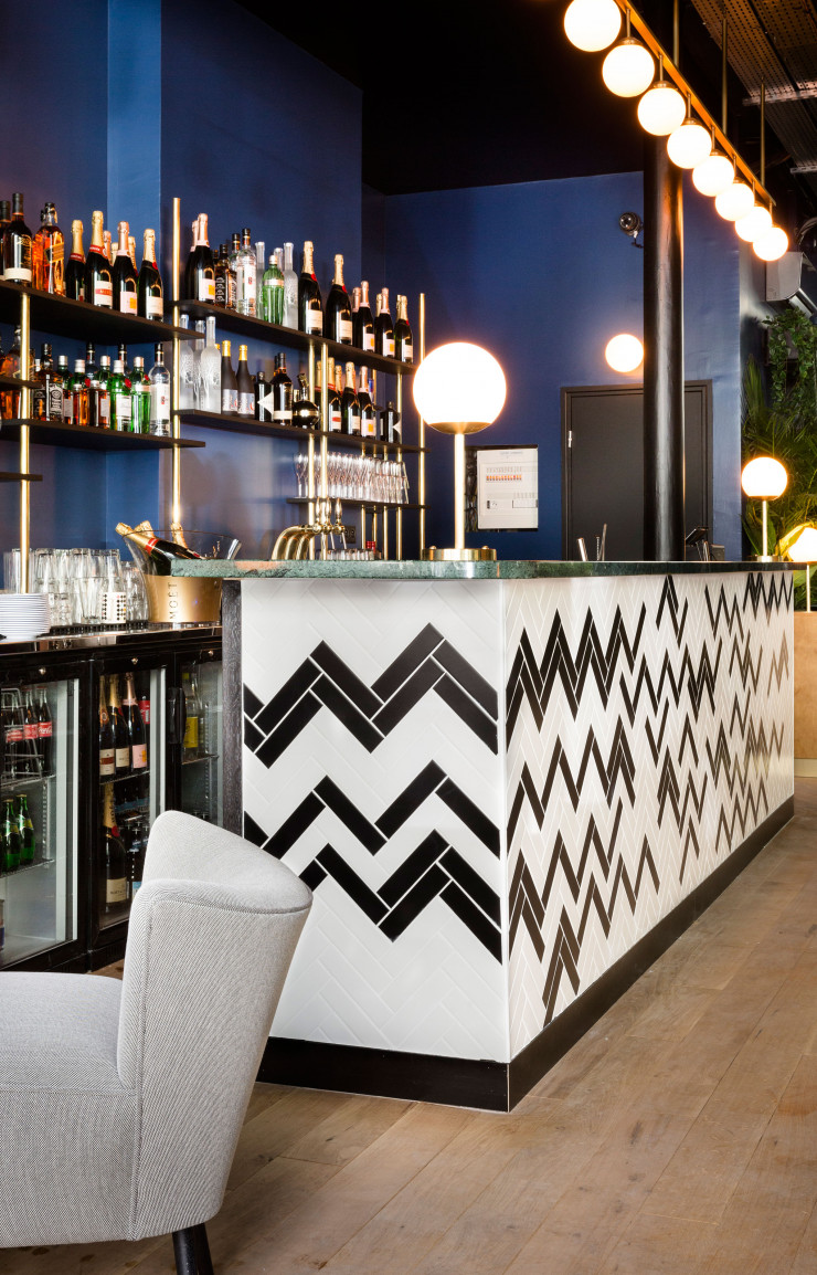 Le BAM (XIe), à la fois bar à cocktails et karaoké, navigue entre salons californiens sixties et bar en faïence Art déco.
