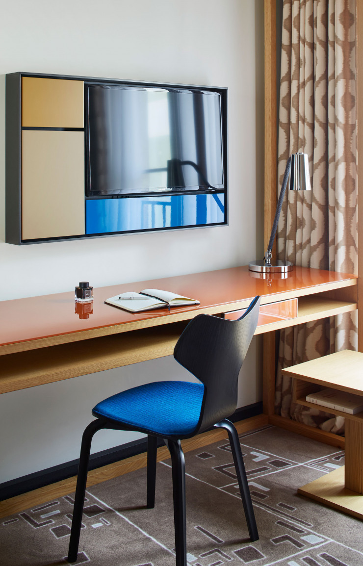 La grande époque de Saint-Germain-des-Prés refait surface à l’Hôtel Bel Ami à travers la création du mobilier et des luminaires. Un Mondrian est-il accroché au mur ? Non, c’est un téléviseur détourné en objet décoratif.