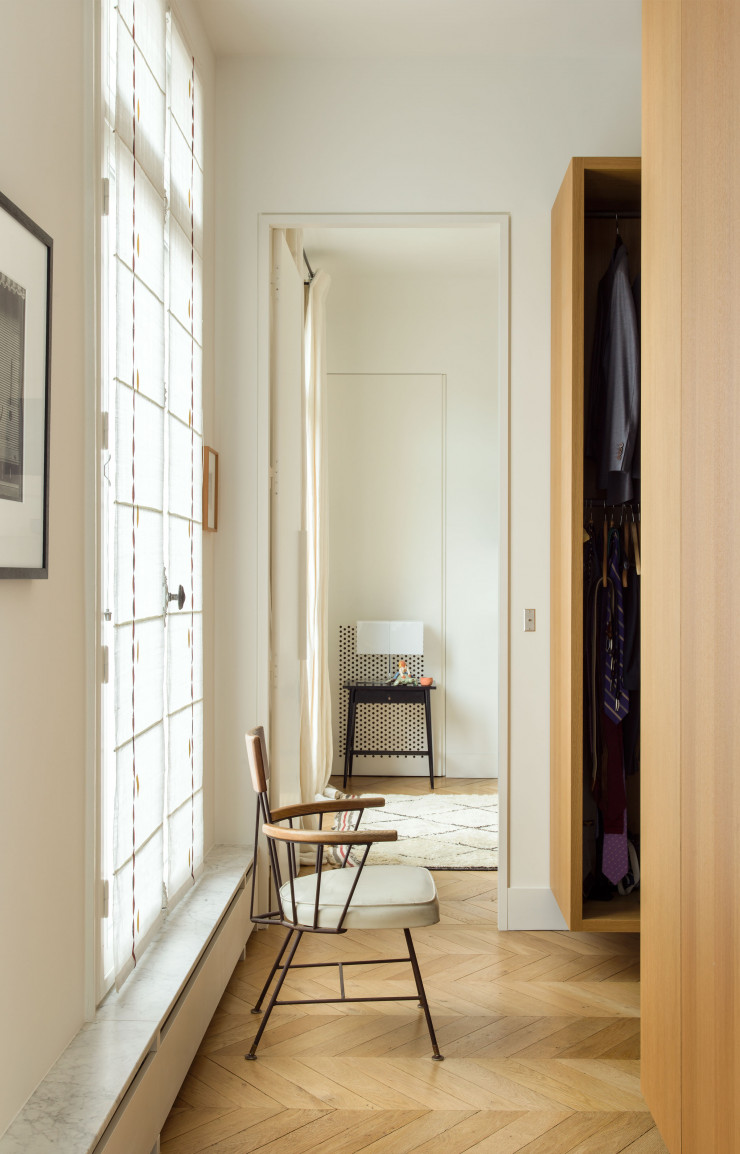 Une importance particulière a été donnée à la création d’axes forts dans la suite de maître. Datant des années 50, le fauteuil dans le dressing est du designer Richard McCarthy.