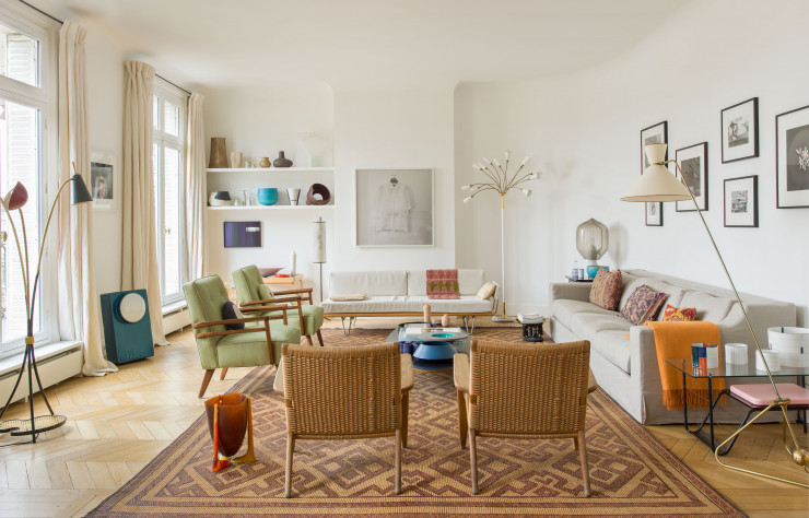 Dans le salon, autour de la table basse centrale de Charles et Ray Eames (Vitra), une paire de fauteuils en chêne et jonc tressé de Hans Wegner, un canapé vintage de George Nelson, un autre contemporain Jetlag d’India Mahdavi et deux fauteuils verts dessinés par Charlotte pour l’hôtel The Raleigh, à Miami. La photo Antibalas (gilet pare-balles) sur le mur du fond est une oeuvre de Milagros de la Torre.