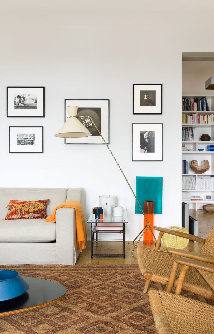 Dans le salon, une sculpture en verre colorée de Pierre Charpin voisine avec des photos en noir et blanc signées Milagros de la Torre, Juan Travnik et Roswell Angier.