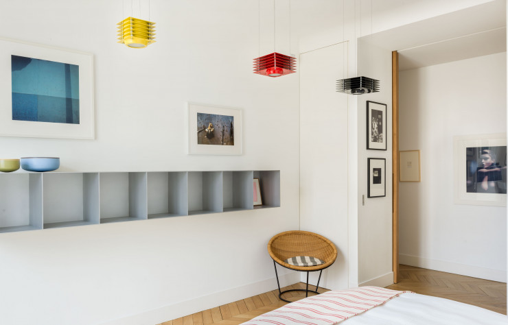 Retour à la sobriété dans la chambre de maître, où l’on retrouve des plafonniers Hikary d’Ettore Sottsass, un meuble de rangement suspendu de Maarten Van Severen, un fauteuil en rotin de Joseph- André Motte, des céramiques d’Alev Siesbye Ebüzziya et des photos de François Dolmetsch et Miguel Rio Branco.