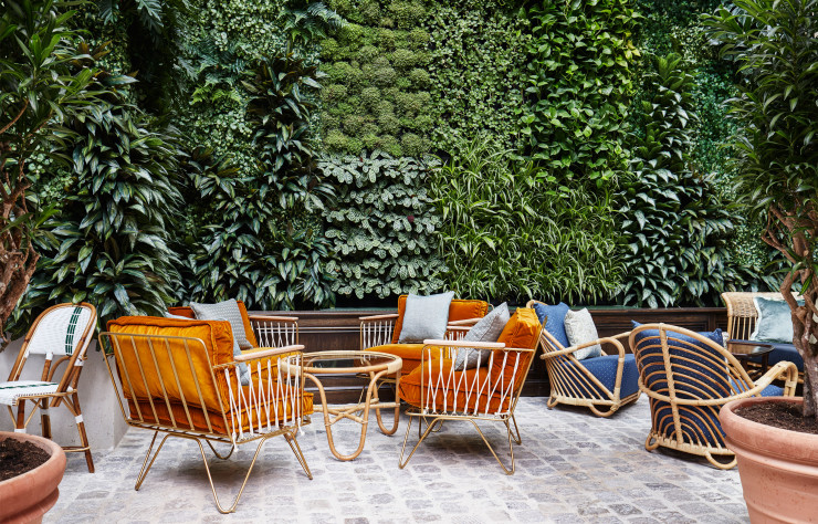 Lire ou réfléchir loin de l’agitation citadine ? C’est possible dans le jardin d’hiver du Hoxton Paris qui joue les serres aménagées puisque tables, fauteuils et banquettes accueillent ici aussi bien clients de l’hôtel qu’habitants du quartier. La lumière du jour inonde l’espace. « Ouvert » et « fermé » ne s’opposent plus et pourraient même défi nir le nouvel esprit de l’hôtellerie contemporaine.