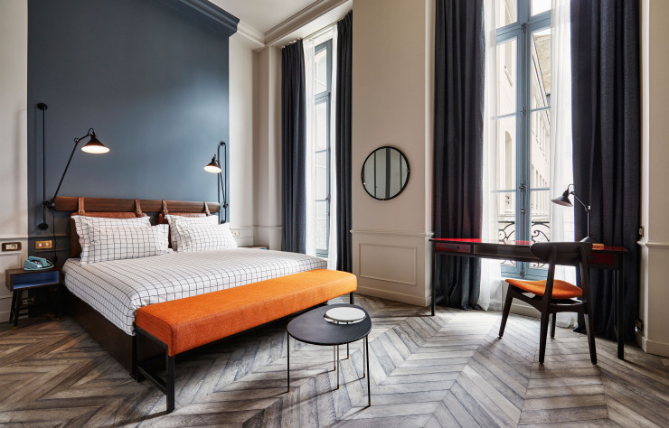 Dans chaque chambre (ici, une Biggy), la salle de bains prend place derrière une cloison vitrée. Humbert & Poyet utilisent couramment le mélange des styles et des époques et, cette fois, la métaphore de l’atelier.