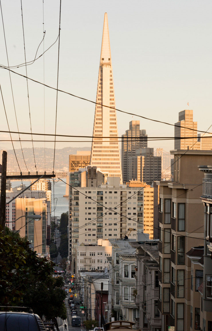 Jusqu’à la prochaine inauguration de la Salesforce Tower (326 m), c’est la TransAmerica Pyramid (324 m avec l’antenne), ici vue depuis le quartier de Nob Hill, qui domine encore la ville.
