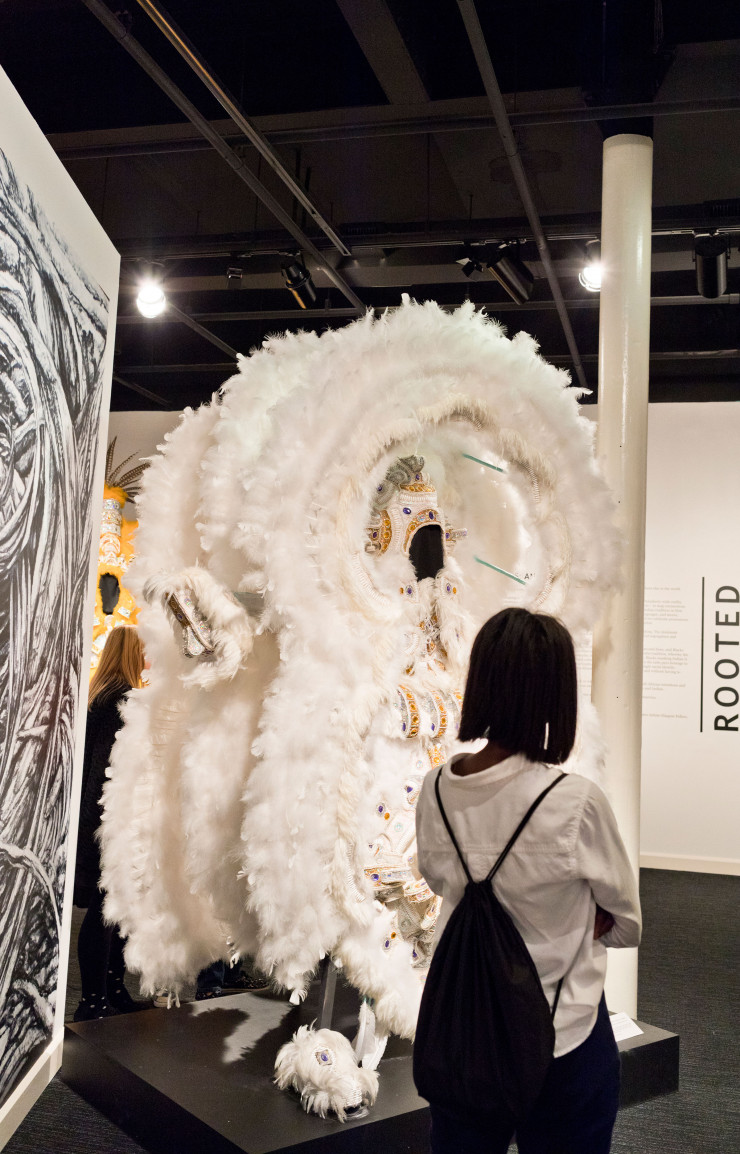Les masques géants de Darryl Montana nous racontent, à l’étage du Jazz Museum, une Louisiane métissée, celle des Mardi Gras Indians, groupes de performeurs noirs qui fêtent le carnaval en s’inspirant des rituels des Indiens d’Amérique.
