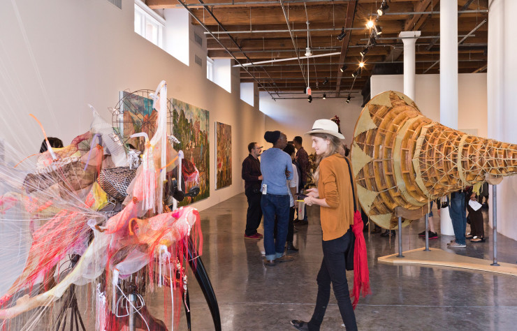Au Contemporary Arts Center, l’un des points névralgiques de Prospect 4 : une créature de fils et de chiffons façonnée par l’Indienne Rina Banerjee (à gauche) et un maxi-mégaphone en bois de la Canadienne Rebecca Belmore (à droite).