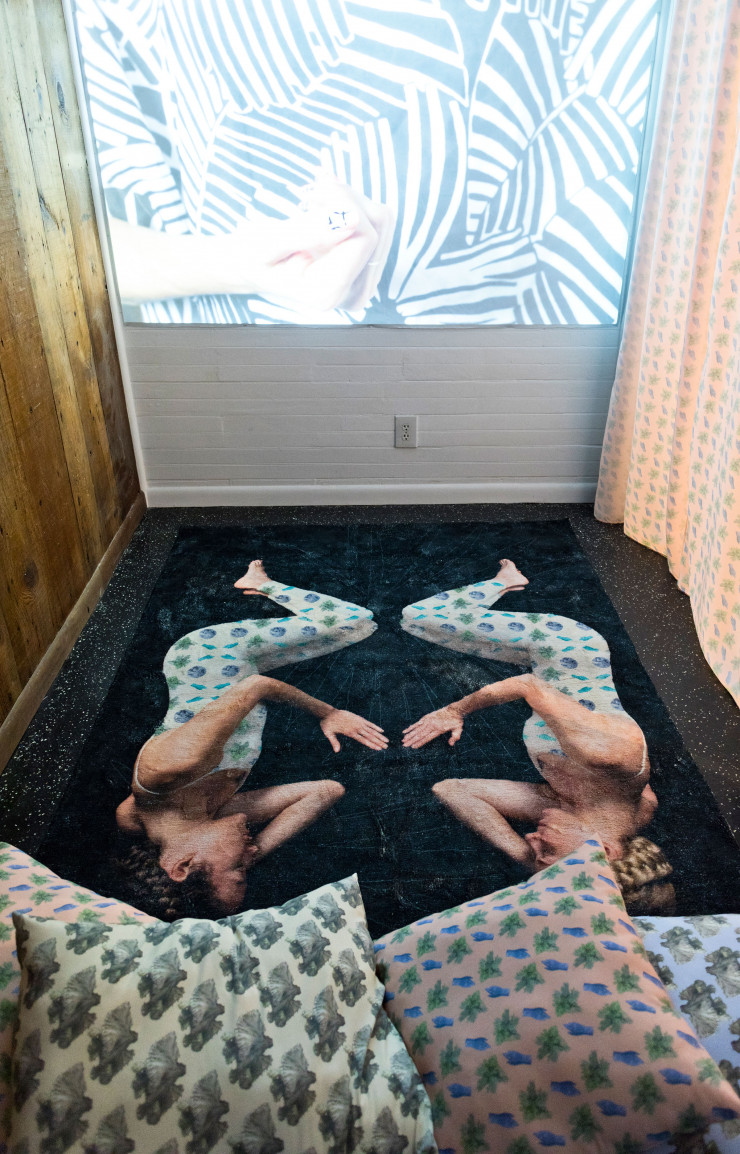 Logé dans une maisonnette de St. Claude, quartier populaire de l’est de la ville, l’espace d’art The Front est intégralement géré par une poignée de jeunes plasticiens pêchus. Ainsi du duo Ryn Wilson et Cristina Molina, dont la cabine vidéo new age vous laisse halluciné