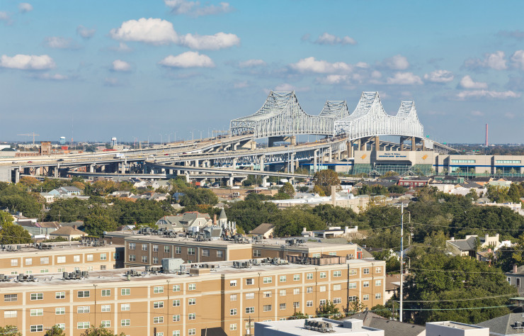 Vue de La Nouvelle-Orléans et de son pont Crescent City Connection, qui enjambe le Mississippi, depuis le toit-terrasse de l’hôtel The Pontchartrain.
