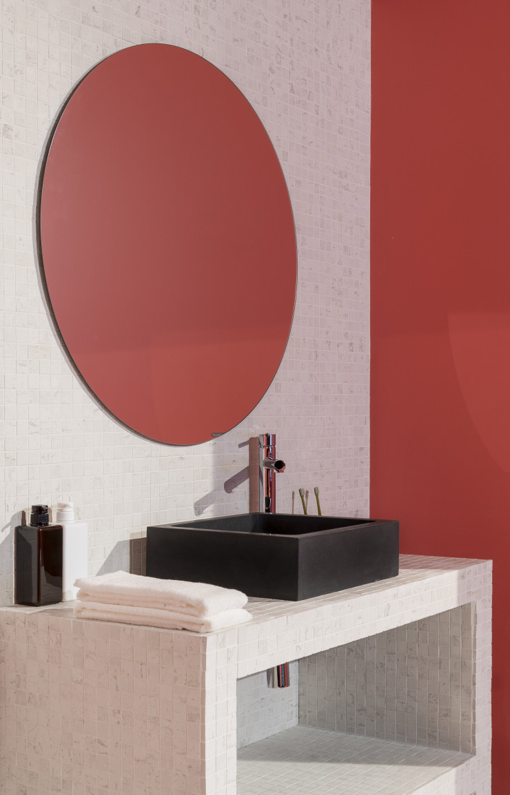 Le carrelage se libère du mur pour créer un meuble sur-mesure.