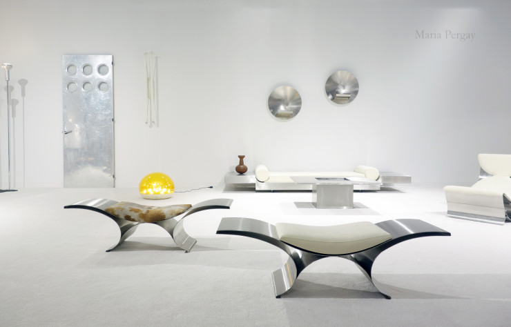 Au premier plan, les tabourets « Vague » de Maria Pergay (1968) exposés en 2016 par la galerie Jousse Entreprise lors de Design Miami.