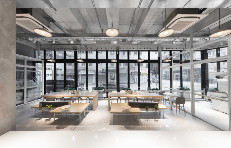 Conçue par l’architecte de l’immeuble, la trame régulière de la façade s’inspire du plan d’urbanisme de la ville.