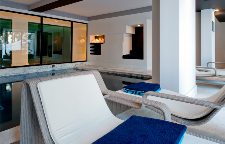 Grâce à des baies vitrées, la nature s’invite jusque dans le spa.