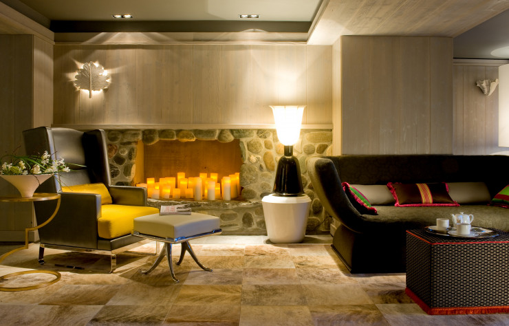 Le lobby accueille les skieurs dans une ambiance tamisée et contemporaine.