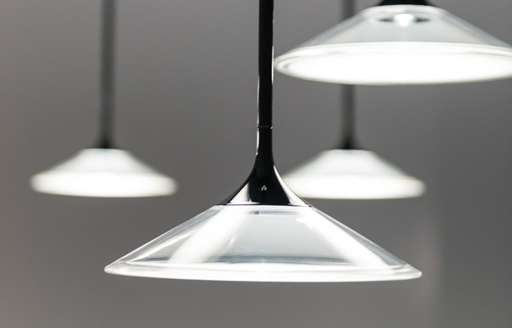 Dissimulée derrière le verre et à l’intérieur de la tige, la Led disparaît complètement.