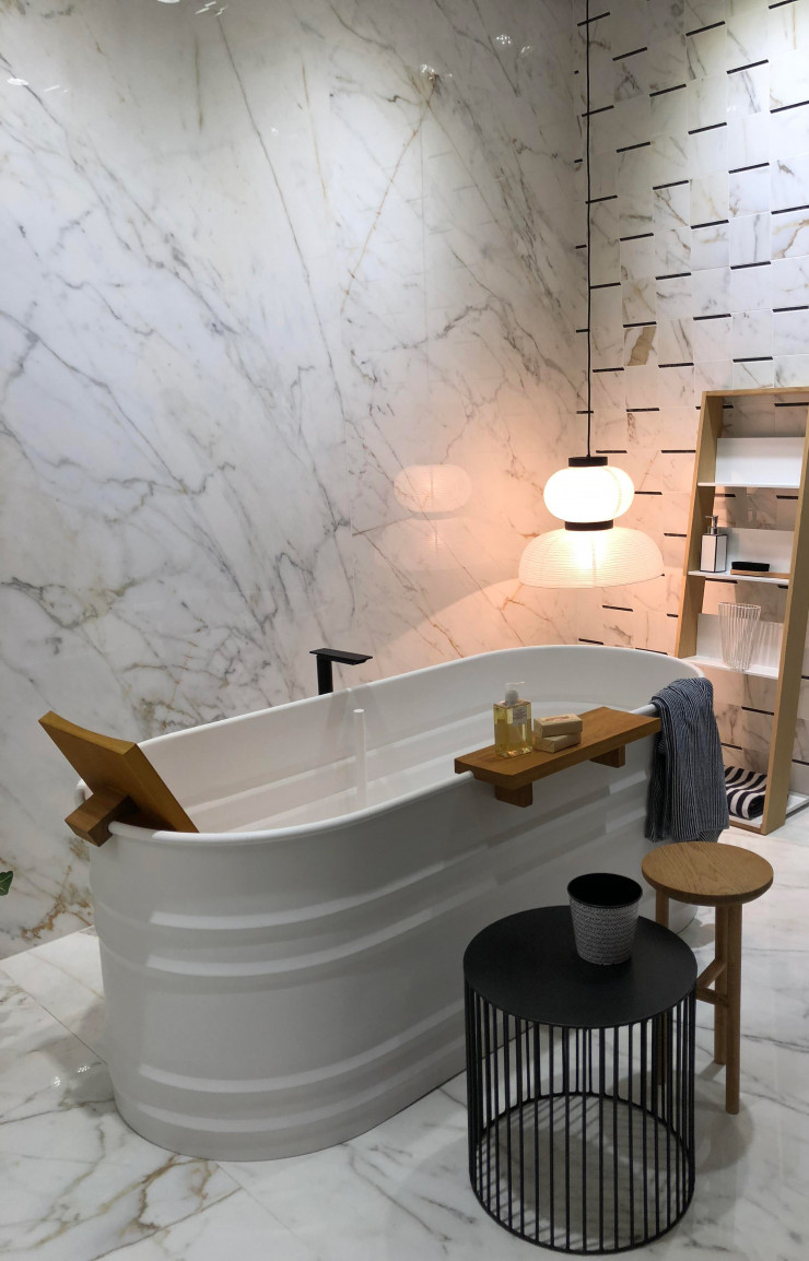 Salle de bains habillée de marbre (Marazzi).
