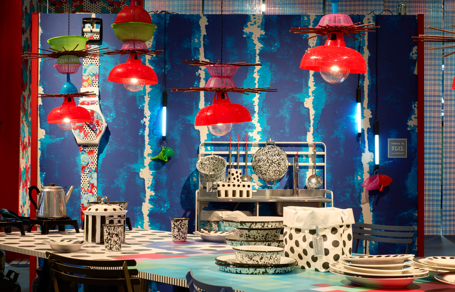 Invitée d'honneur de la manifestation, Paola Navone a créé une installation qui magnifie les objets du quotidien...