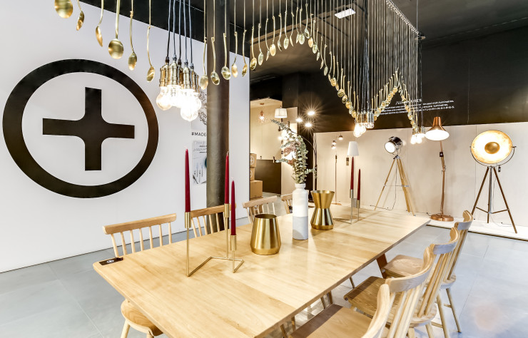 Dans le corner Luminaires.